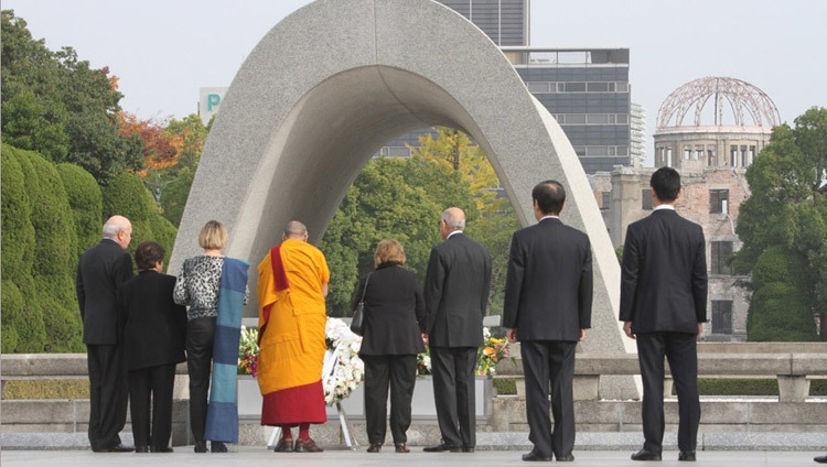 広島平和公園で仲間のノーベル平和賞受賞者とともに追悼の祈りを捧げられるダライ・ラマ法王。2010年11月14日。日本、広島（撮影：薄井大還）