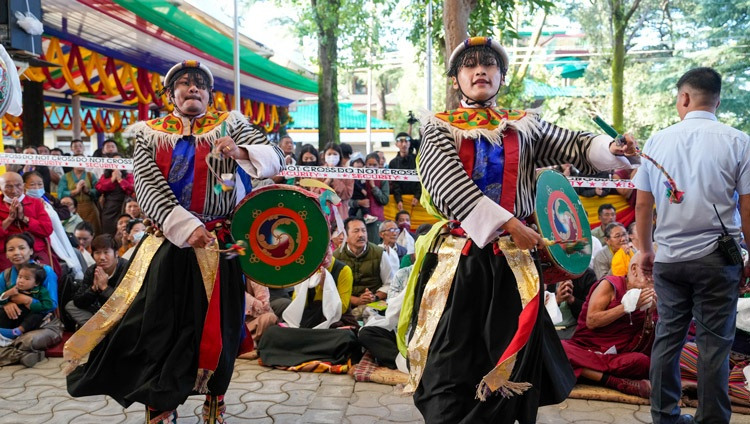 長寿祈願法要に参加される法王がツクラカンの中庭に到着され、舞踊を披露するチベット人ダンサーたち。2024年9月18日、インド、ヒマーチャル・プラデーシュ州ダラムサラ（撮影：テンジン・チュンジョル / 法王庁）