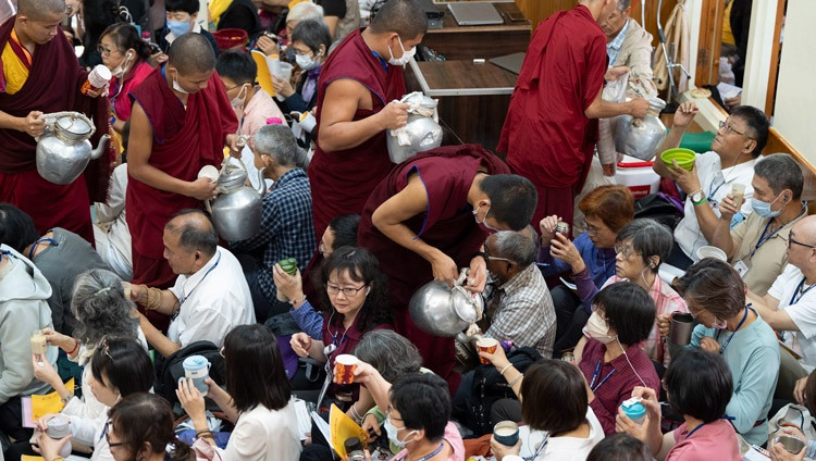 法話の休憩時間に、聴衆にお茶とパンが配られた。2024年9月30日、インド、ヒマーチャル・プラデーシュ州ダラムサラ（撮影：テンジン・チュンジョル / 法王庁）