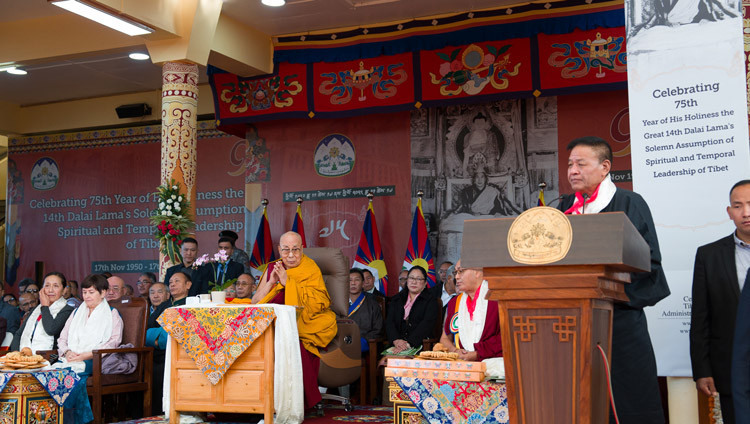 ダライ・ラマ法王のチベットの精神的・世俗的指導者就任75周年記念式典で、チベット内閣の声明を読み上げるペンパ・ツェリン主席大臣。2025年11月17日、インド、ヒマーチャル・プラデーシュ州ダラムサラ（撮影：テンジン・チュンジョル / 法王庁）