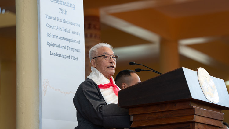 記念式典でスピーチをする元学生組織委員会のタシ・ナムギャル委員長。2025年11月17日、インド、ヒマーチャル・プラデーシュ州ダラムサラ（撮影：テンジン・チュンジョル / 法王庁）