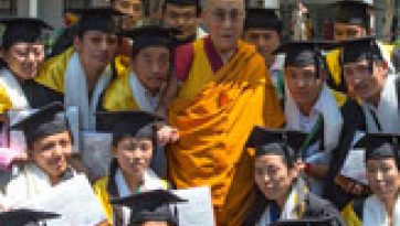 サラ・チベット大学の卒業式にご出席