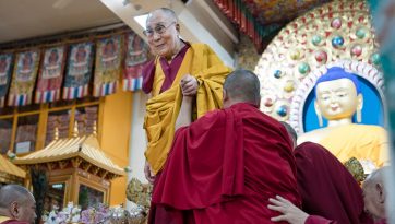 サカダワの始まりに大悲世自在観音の灌頂授与