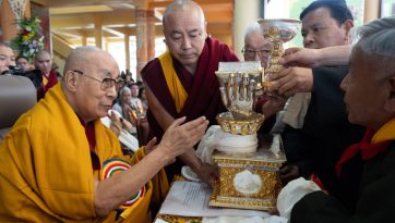 ダライ・ラマ法王のチベットの精神的・世俗的指導者就任75周年記念式典